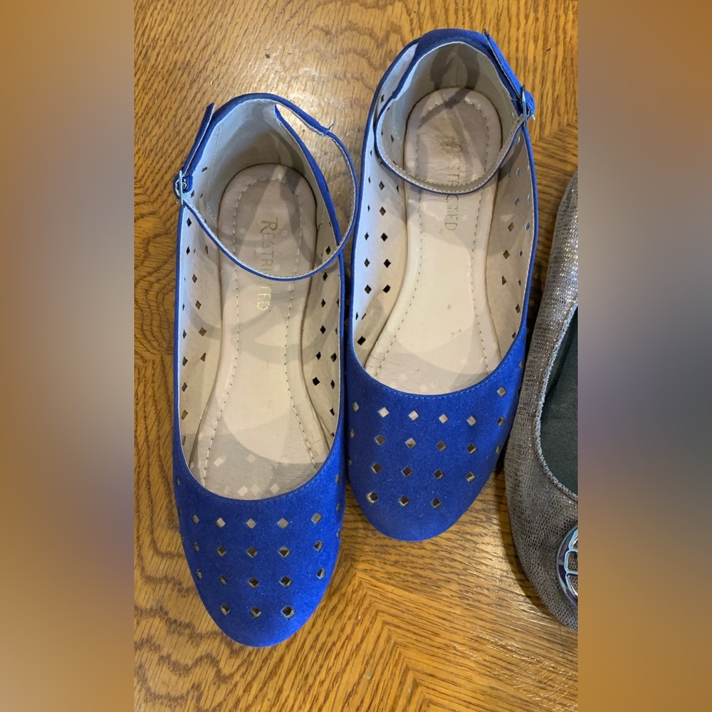 Size 9 Woman’s Flats Restricted